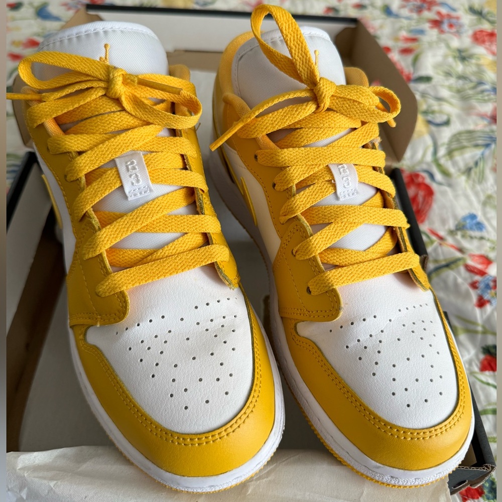 Jordan 1 Low Pollen - GS 5.5 (Women’s 7) *lightly used